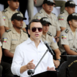 Daniel Noboa junto a personal uniformado en una fotografía de archivo